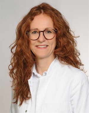 Porträt von Dr. med. Franziska Groenen, Chefärztin Zentrale Notaufnahme am Klinikum Coburg der Sana Kliniken Oberfranken.