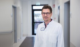 Dr. Thomas Morkramer ist Chefarzt der Allgemein-, Viszeral- und minimalinvasiven Chirurgie im Sana Krankenhaus Radevormwald. (Foto: Anke Dörschlen)