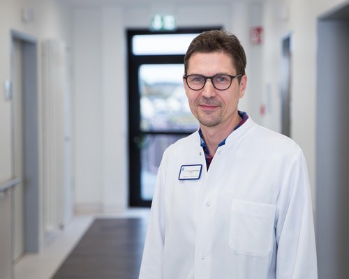 Dr. Thomas Morkramer ist Chefarzt der Allgemein-, Viszeral- und minimalinvasiven Chirurgie im Sana Krankenhaus Radevormwald. (Foto: Anke Dörschlen)