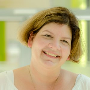 Antje Harzbecker Porträtfoto von Antje Harzbecker, Leitende Oberärztin der Klinik für Anästhesie, Intensivmedizin Schmerztherapie und Palliativmedizin im Sana Klinikum Borna