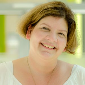 Porträtfoto von Antje Harzbecker, Leitende Oberärztin der Klinik für Anästhesie, Intensivmedizin Schmerztherapie und Palliativmedizin im Sana Klinikum Borna