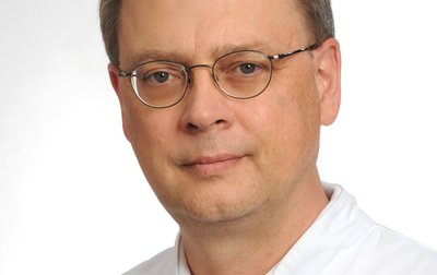 Porträt von Dr. med. Ralph Mäffert, Chefarzt für Innere Medizin, Gastroenterologie, klinische Geriatrie am Klinikum Neustadt der Sana Kliniken Oberfranken. 