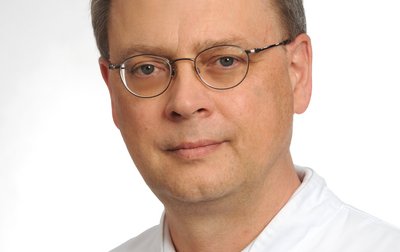 Porträt von Dr. med. Ralph Mäffert, Chefarzt für Innere Medizin, Gastroenterologie, klinische Geriatrie am Klinikum Neustadt der Sana Kliniken Oberfranken. 
