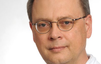 Porträt von Dr. med. Ralph Mäffert, Chefarzt für Innere Medizin, Gastroenterologie, klinische Geriatrie am Klinikum Neustadt der Sana Kliniken Oberfranken. 