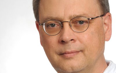 Porträt von Dr. med. Ralph Mäffert, Chefarzt für Innere Medizin, Gastroenterologie, klinische Geriatrie am Klinikum Neustadt der Sana Kliniken Oberfranken. 