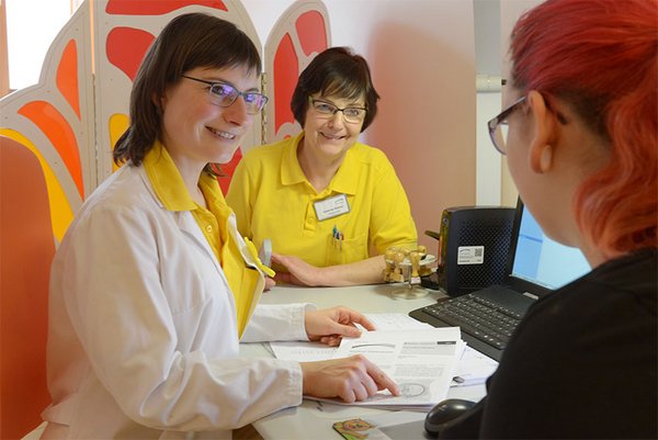 Werdende Mutter bei der Aufnahme zur Geburt