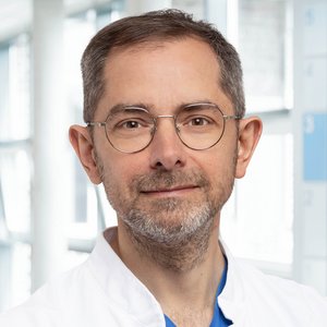 Porträtfoto von David Dalek, Oberarzt der Klinik für Anästhesiologie der Regio Kliniken