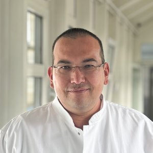 Porträt Maxim Melcher Geschäftsführender Oberarzt Zertifikat zur Diagnostik und Therapie in der onkologischen Gynäkologie Tumortherapie, Hygienebeauftragter Arzt, Transfusionsbeauftragter Arzt
