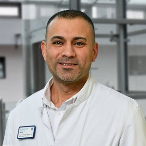 Portraitfoto von Mustafa Qunide