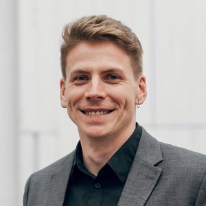 Porträt von Kevin Galuszka, Projektkoordinator Nachhaltigkeit bei Sana. 