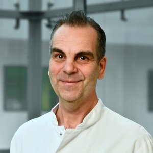 Portraitfoto von Oliver Darmstädter Oberarzt in der Medizinischen Klinik I, Facharzt für Innere Medizin, Kardiologie, Pneumologie Zusatzbezeichnungen: Internistische Intensivmedizin, Sportmedizin, interventionelle Kardiologie, Herzinsuffizienz