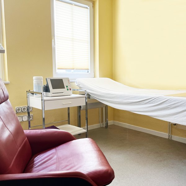 CTG-Zimmer mit Wehenschreiber und Liege für schwangere Patientinnen.