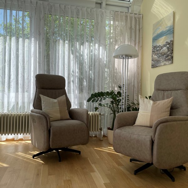 Zwei große Sessel im Wintergarten des Hospizes im Sana-Krankenhaus Rügen