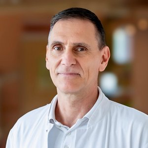 Porträt von Dr. Jörn Ackermann, Oberarzt der Allgemein- und Viszeralchirurgie im Sana Klinikum Wurzen