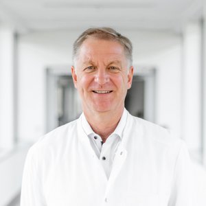 Porträtfoto von Dr. med. Andreas Klamann, Chefarzt der Klinik für Innere Medizin im Sana Klinikum Borna