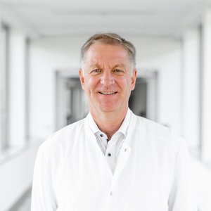 Porträtfoto von Dr. med. Andreas Klamann, Chefarzt der Klinik für Innere Medizin im Sana Klinikum Borna