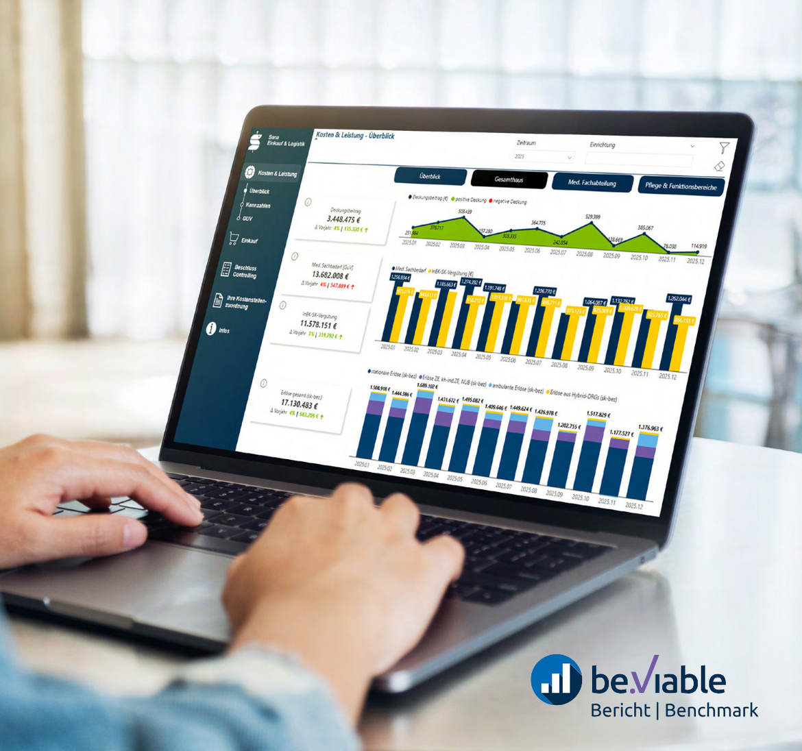 Person arbeitet an einem Laptop. Man sieht die geöffnete beviable Software auf dem Bildschirm.