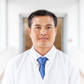 Portraitbild von Dr. Hoang Minh Do, Facharzt für Urologie, Chefarzt der Klinik für Urologie. Leiter Urologie des Da Vinci Zentrums Leipziger Land