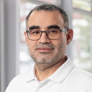 Porträtfoto von Kamal Alhamam, Oberarzt der Klinik für Pneumologie und Beatmungsmedizin der Regio Kliniken