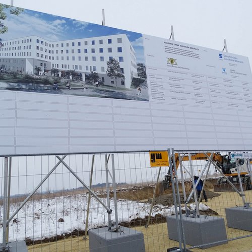 Bauschild zum Klinikneubau am Hauderboschen in Biberach