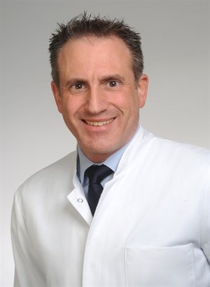 Porträt von Prof. Dr. med. Dr. phil. Dr. hc. Thomas Bschleipfer, Chefarzt Urologie am Klinikum Coburg der Sana Kliniken Oberfranken.