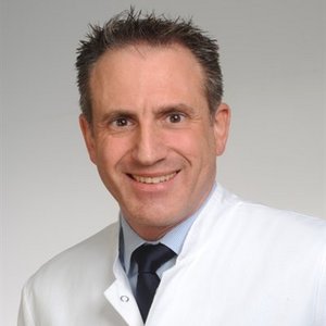 Porträt von Prof. Dr. med. Dr. phil. Dr. hc. Thomas Bschleipfer, Chefarzt Urologie am Klinikum Coburg der Sana Kliniken Oberfranken.