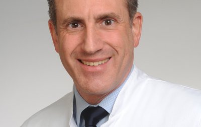 Porträt von Prof. Dr. med. Dr. phil. Dr. hc. Thomas Bschleipfer, Chefarzt Urologie am Klinikum Coburg der Sana Kliniken Oberfranken.