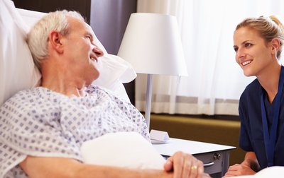 Senior im Krankenbett