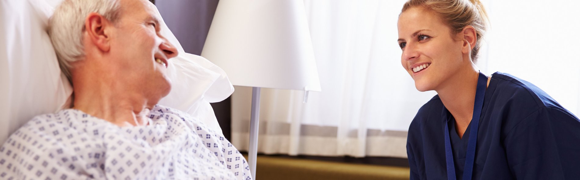 Senior im Krankenbett