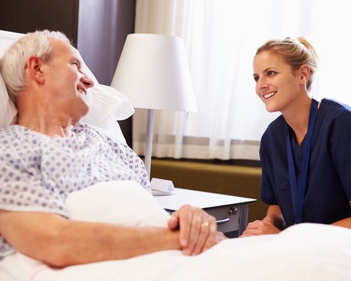 Senior im Krankenbett