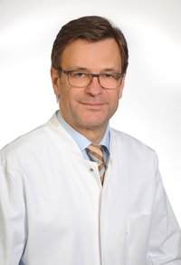 Ass. Prof. Univ. Split Dr. Dr. med. Peter Dahlem Porträt von Ass. Prof. Univ. Split Dr. Dr. med. Peter Dahlem Chefarzt Kinder- und Jugendmedizin, Neonatalogie, Pädiatrische Intensivmedizin am Klinikum Coburg der Sana Kliniken Oberfranken.