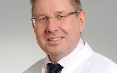 Porträt von Roy Hoffmann, Chefarzt für Kardiologie am Klinikum Lichtenfels der Sana Kliniken Oberfranken.