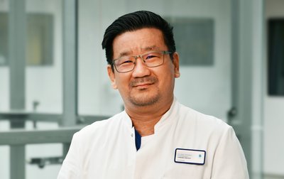 Portraitfoto von Dr. med. Christian Schnickmann, Kommissarische Klinikleitung  Ltd. Oberarzt der Medizinischen Klinik I, Leiter der Internistischen Intensivstation und des Herzkatheterlabors, Facharzt für Innere Medizin und Kardiologie Zusatzbezeichnungen: Internistische Intensivmedizin, Klinische Akut- und Notfallmedizin Zusatzqualifikationen: Interventionelle Kardiologie und Herzinsuffizienz (DGK), ABS-Experte (DGI), Hypertensiologie (DHL), Lipidologe (DGFL), AHA Instruktor Qualifikation zur fachgebundenen genetischen Beratung