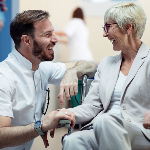 Seniorin im Rollstuhl mit Arzt