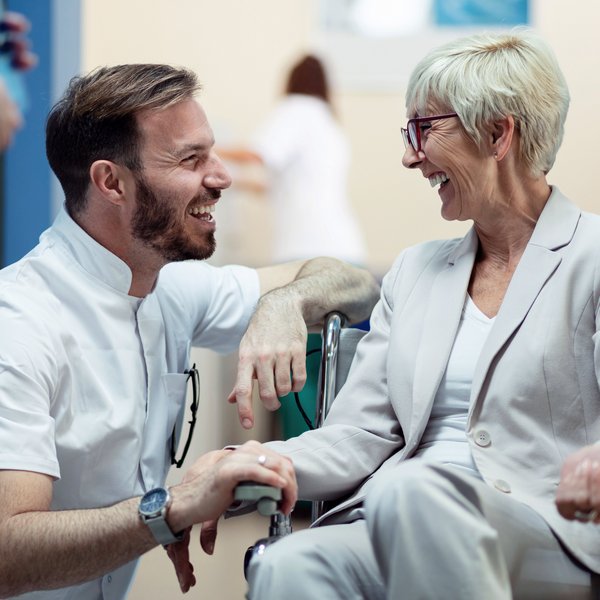 Seniorin im Rollstuhl mit Arzt