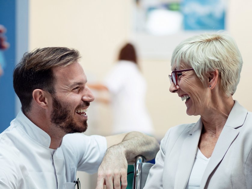 Seniorin im Rollstuhl mit Arzt