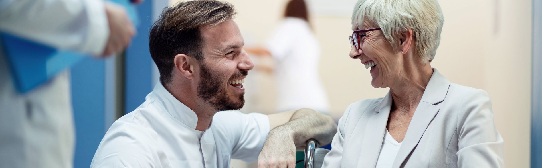 Seniorin im Rollstuhl mit Arzt