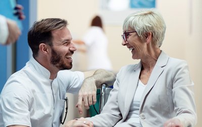 Seniorin im Rollstuhl mit Arzt