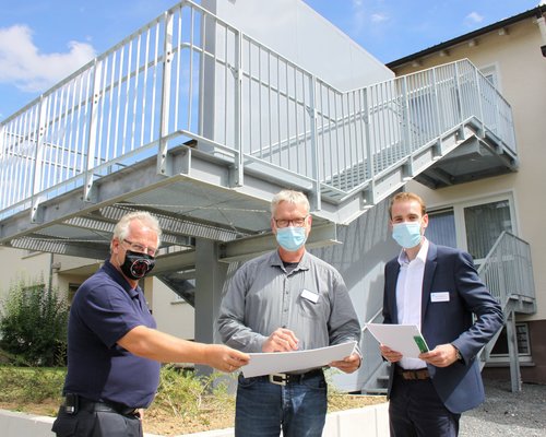 Dietmar Hasenburg, Leiter der Feuerwache Radevormwald, Dirk Beck, Technischer Leiter Sana Krankenhaus Radevormwald, und Bernd Siegmund, Geschäftsführer Sana Krankenhaus Radevormwald, freuen sich über die Fertigstellung der neuen Fluchttreppen. (Foto: Stefan Mülders)