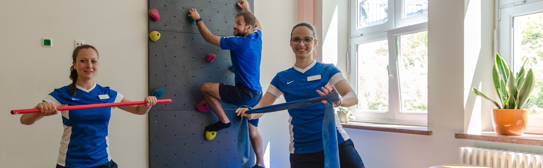 Das Bild zeigt das Team der Sporttherapeut:innen der Medizinischen Trainingstherapie (MTT) im Sana Klinikum Bona