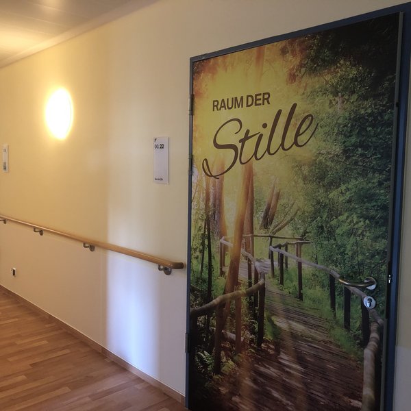Eingang vom Raum der Stille mit einer Wald bedruckten Tür im Hospiz des Sana-Krankenhauses auf Rügen