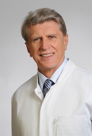 Porträt von Prof. Dr. med. Bernhard Leibl, Chefarzt für Chirurgie und Viszeralchirurgie, spezielle Viszeralchirurgie am Klinikum Coburg der Sana Kliniken Oberfranken.