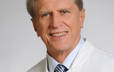 Porträt von Prof. Dr. med. Bernhard Leibl, Chefarzt für Chirurgie und Viszeralchirurgie, spezielle Viszeralchirurgie am Klinikum Coburg der Sana Kliniken Oberfranken.