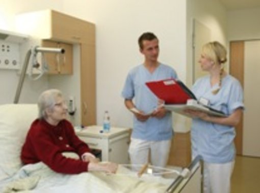 Pflegepersonal im Patientenzimmer