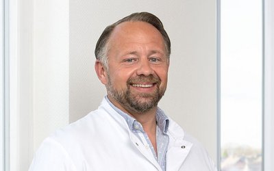 Chefarzt Bartosz Kozlowski (Foto: Stephan Hubrich)