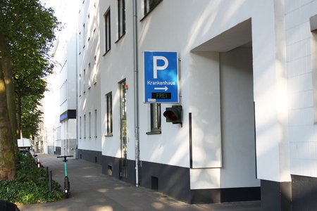 Einfahrt zum krankenhauseigenen Parkplatz (Foto: Stefan Mülders)