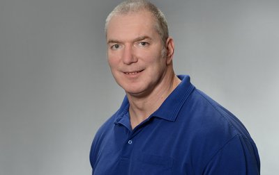 Porträtbild von Maik Bäcker, Leiter der Physiotherapie im Sana Klinikum Wurzen