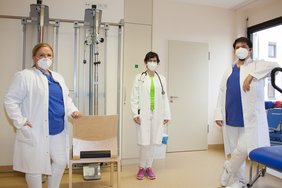 Oya Ulas, Anna Kocsis und Can Semerci (von links) freuen sich auf die gemeinsamen Aufgaben als Führungsteam in der Abteilung Akutgeriatrie und Frührehabilitation im Sana Krankenhaus Radevormwald. (Foto: Stefan Mülders)