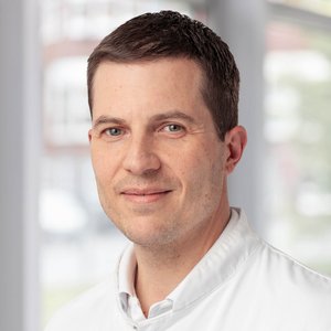 Porträtfoto von Philipp Döring, Oberarzt in der Klinik für Hand-. Fuß- und Mikrochirurgie der Regio Kliniken
