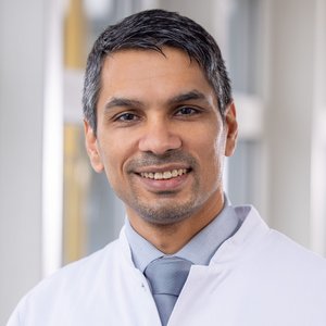 Porträt Dr. med. Abhishek Pandey Chefarzt der Klinik für Urologie, Kinderurologie, Urologische Onkologie und Palliativmedizin am Sana Klinikum Hof